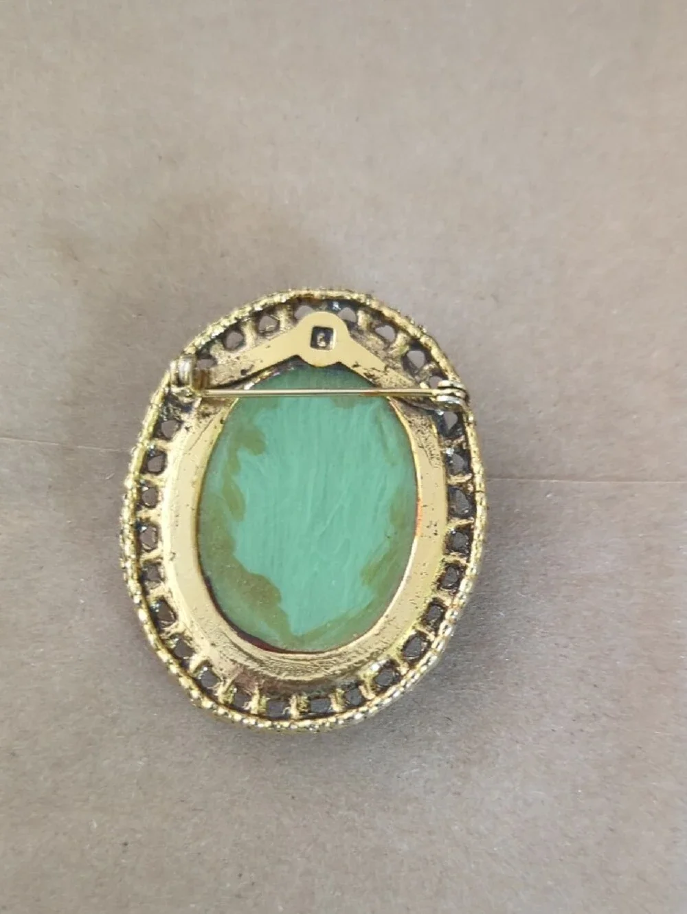 Vintage-Style Green Cameo Brooch Pendant with Gold Frame